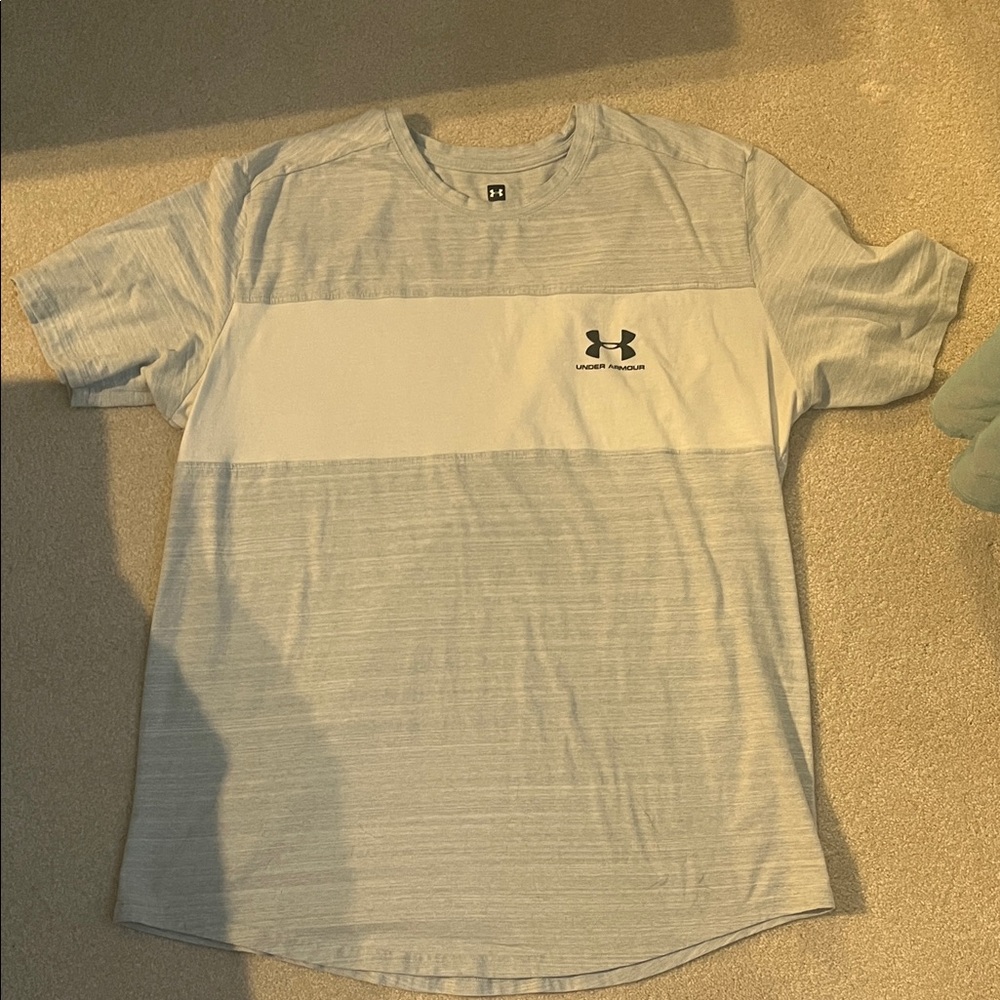 Under Armour Men's Light Gray and White Tee